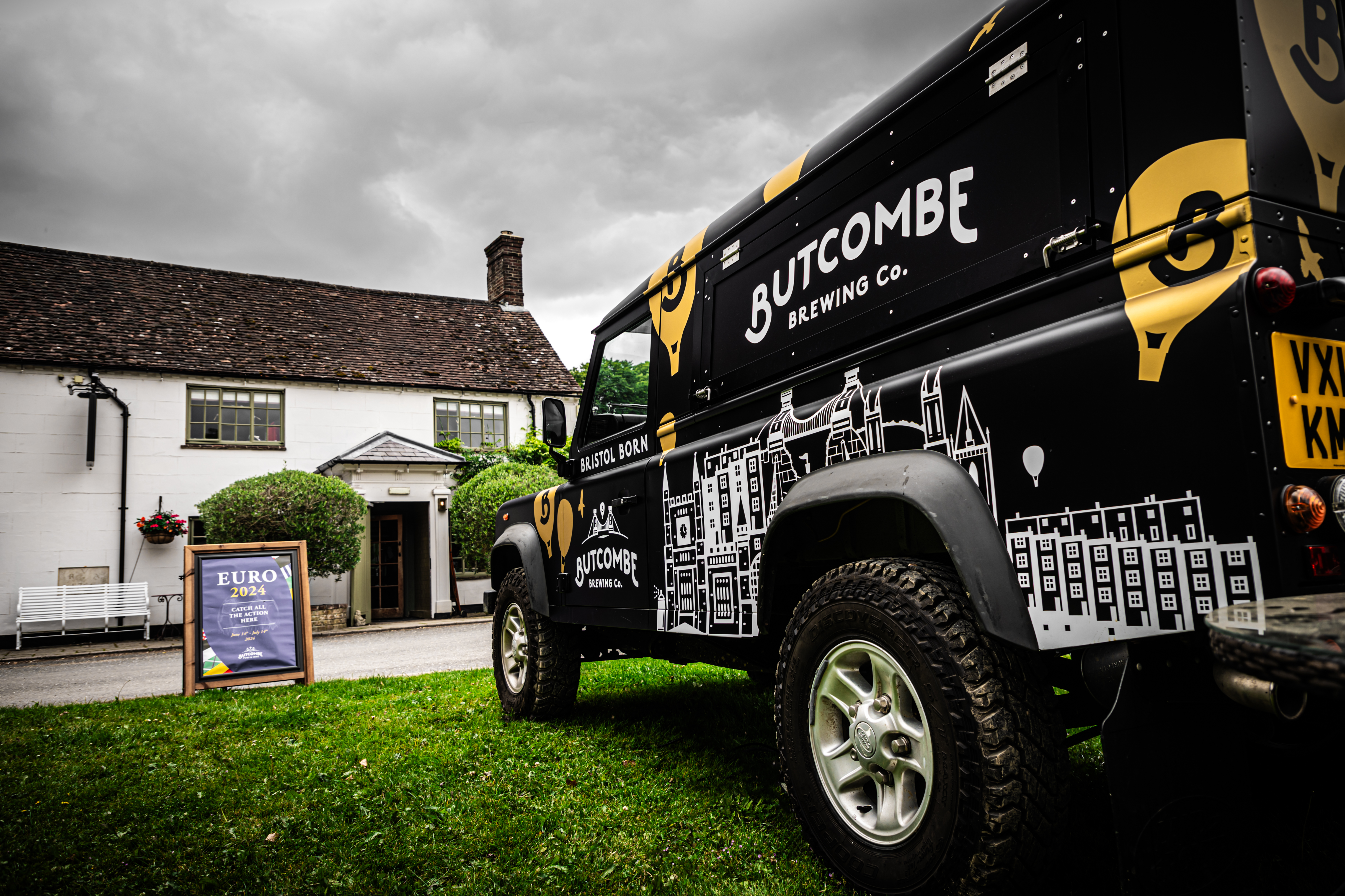 Vinyl wrapping Bristol. Butcombe Land Rover mat blackt and gold wrap.